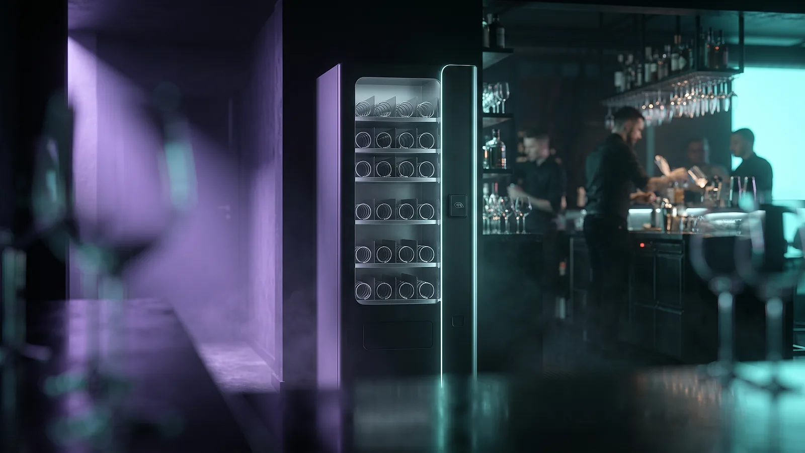 Un distributeur automatique compact dans le passage d'un bar à cocktails, verrerie floue au premier plan et barmen au travail derrière le comptoir.